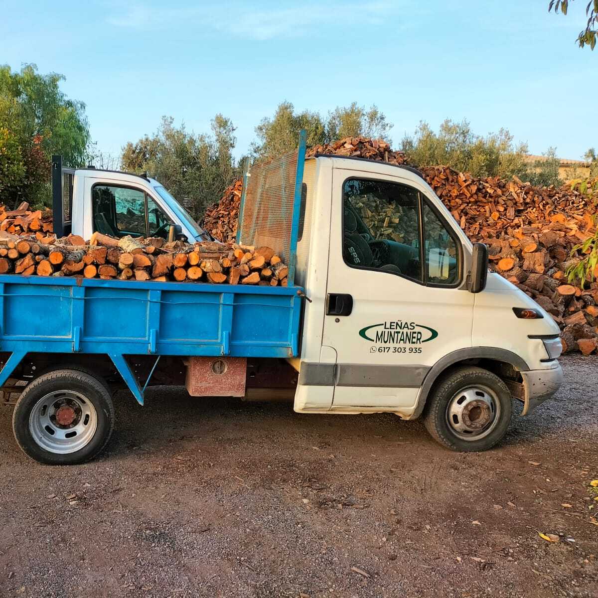 Camión de reparto de leña a domicilio en Mallorca
